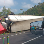 Se restableció la circulación en la México-Cuernavaca tras volcadura de tráiler en curva La Pera