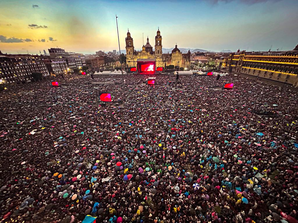 Concierto de Los Fabulosos Cadillacs reúne a 300.000 personas en el Zócalo de Ciudad de México