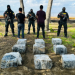 Autoridades apresan dos hombres con 240 paquetes de cocaína en costas de Santo Domingo Este