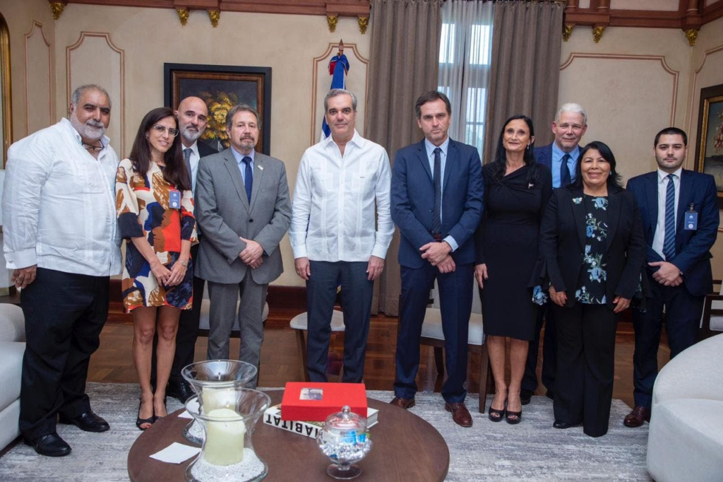 Presidente Luis Abinader recibe comitiva de CEDIMAT y trasplantólogos argentinos en Palacio