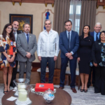 Presidente Luis Abinader recibe comitiva de CEDIMAT y trasplantólogos argentinos en Palacio