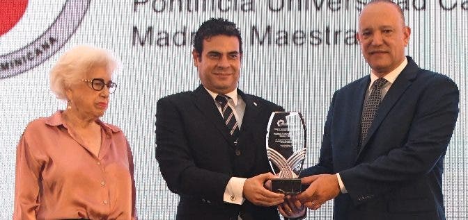 PUCMM es reconocida con el Premio a la Excelencia