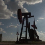 El petróleo de Texas abre con una subida del 0,94 %, hasta 76,36 dólares el barril