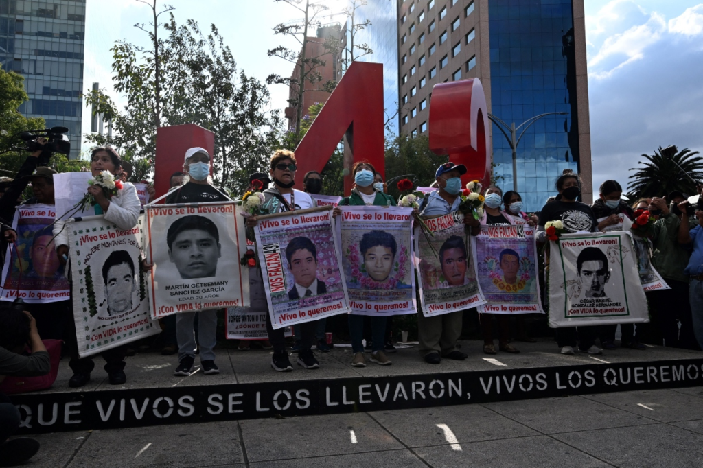 El gobierno de México informa que se dictó prisión contra 8 militares detenidos por presunta desaparición forzada en el caso Ayotzinapa