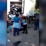 Hallan a 148 personas, incluidas decenas de niños, en un camión abandonado en México