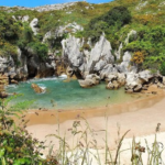 Cuarenta metros, sin olas y aislada: una de las playas más pequeñas de mundo está en un pueblo de Asturias