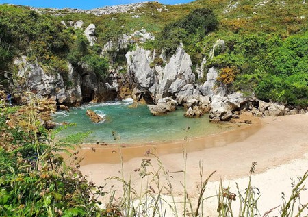 Cuarenta metros, sin olas y aislada: una de las playas más pequeñas de mundo está en un pueblo de Asturias