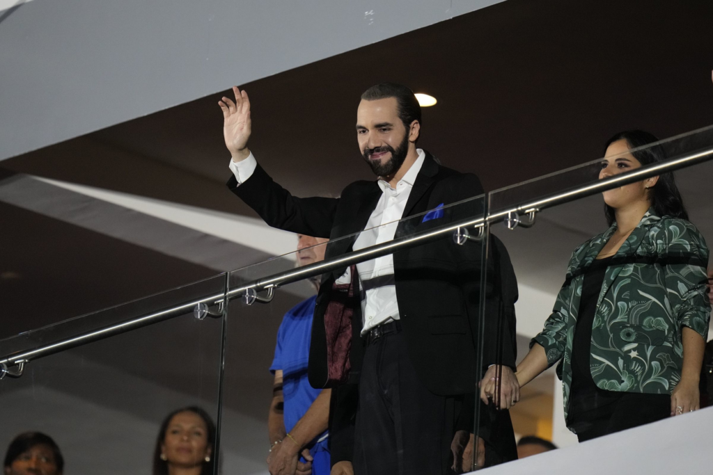 Nayib Bukele aprieta el cerrojo: echa a médicos que protestaron por el mal estado de un hospital y tortura y silencia a un periodista