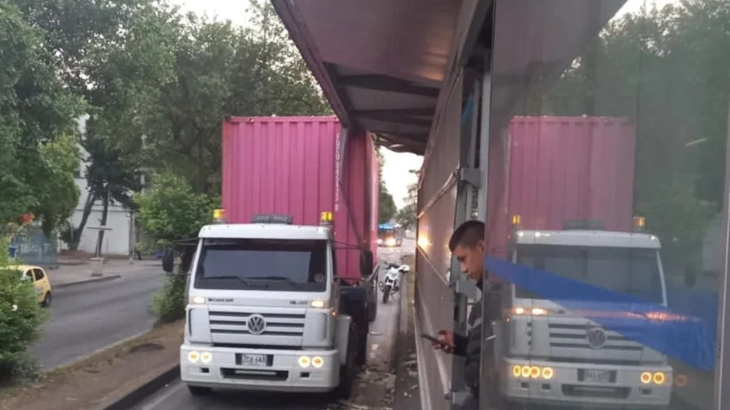 Un camión invadió el carril exclusivo y se estrelló contra una estación del MIO en Cali