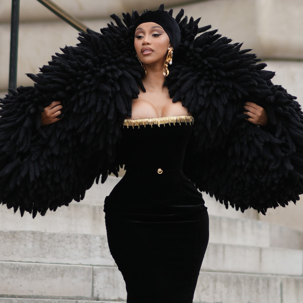 Los llamativos looks de Cardi B en la Semana de la Moda de París te complacerán