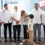 Gobierno entrega 120 viviendas, un remozado Centro de Primer Nivel, e inaugura cuatro proyectos eléctricos en San Cristóbal y Baní