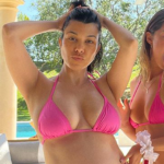 Embarazada Kourtney Kardashian Bares Baby Bump en bikini de leopardo