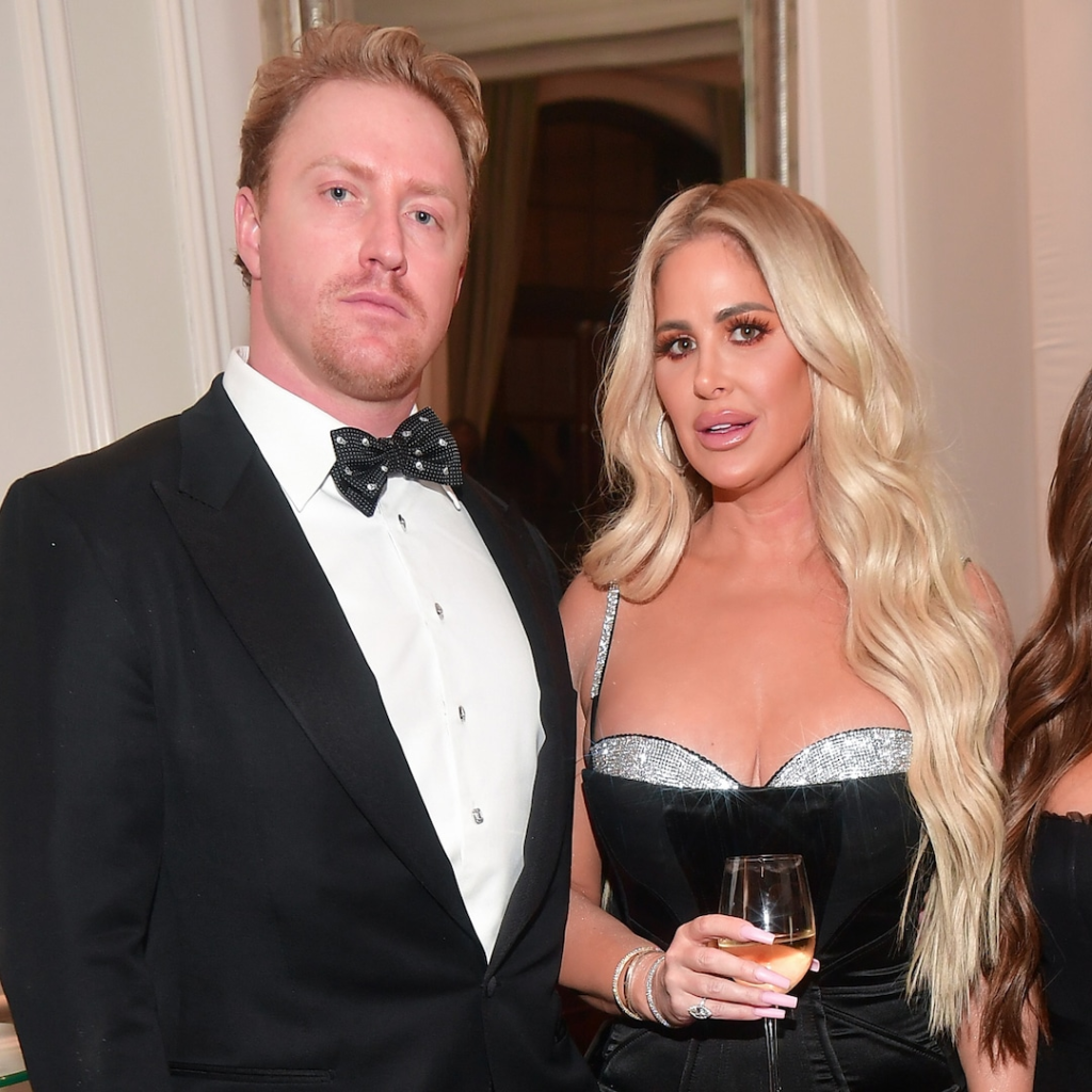 Kim Zolciak usa anillo de bodas después de reunirse con Kroy Biermann