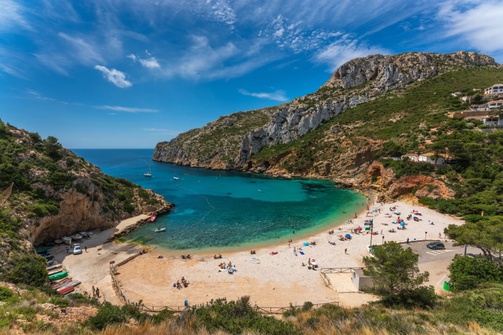 Una de las playas más bonitas de España: aguas turquesas y un castillo sobre un acantilado que se puede visitar