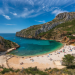 Una de las playas más bonitas de España: aguas turquesas y un castillo sobre un acantilado que se puede visitar