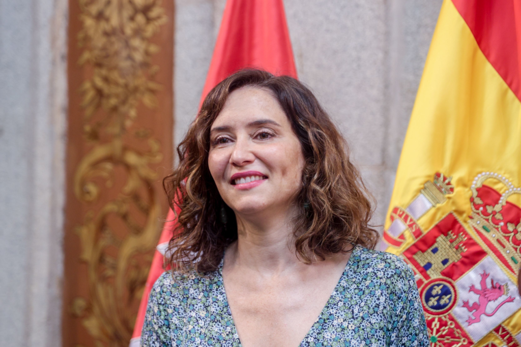 Ayuso ironiza sobre el desigual foco al "impresentable comportamiento de Rubiales" y el "boicot" a La Vuelta