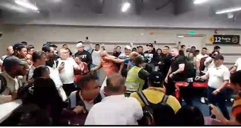 Se armó tremenda pelea en el aeropuerto de Barranquilla por retrasos en los vuelos: todo quedó en video