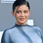 El vestido desnudo de Kylie Jenner es su look más glamoroso hasta el momento