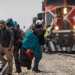 La red mexicana de trenes de carga conocida como "La Bestia" suspende parte de sus operaciones en medio de la crisis de migrantes