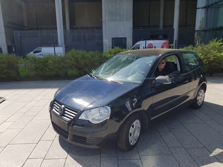 Necesitamos coches menos contaminantes. Hay quien quiere conseguirlo poniendo placas solares en el capó