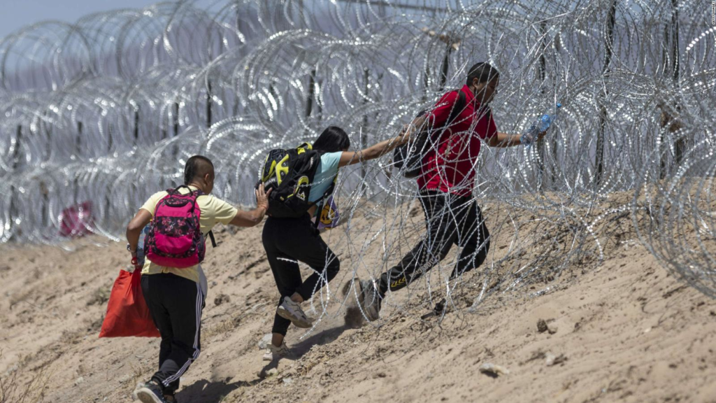 Asesinan a dos migrantes mexicanos y hieren a otros tres cerca de la frontera con EE.UU.