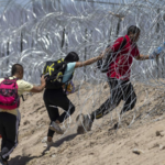 Asesinan a dos migrantes mexicanos y hieren a otros tres cerca de la frontera con EE.UU.