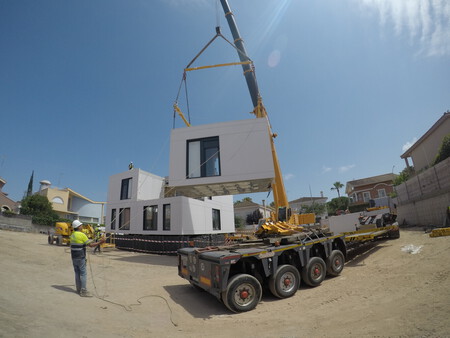 Ante la crisis de vivienda, cada vez más gobiernos están recurriendo a una solución antaño tabú: casas prefabricadas