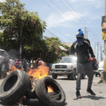 Dispersan con bombas y disparos a grupo de haitianos que querían cerrar paso fronterizo por Dajabón