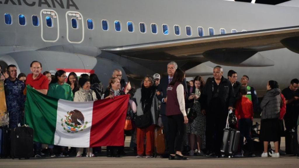 México repatria a casi 300 mexicanos desde Israel; establecerá un puente aéreo para evacuar a más de 750