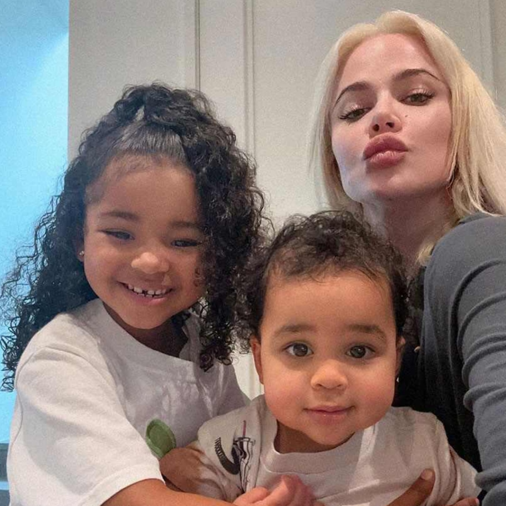 Cómo Khloe Kardashian elige regalos de Navidad para niños True & Tatum