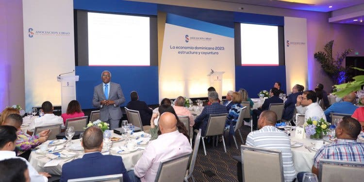 Dos economistas analizan la economía dominicana