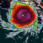 El huracán Otis se debilita a categoría 4 tras tocar tierra cerca de Acapulco