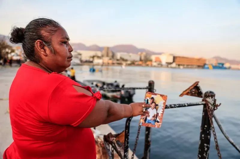 Las mujeres que esperan en el malecón de Acapulco a que el mar devuelva a sus familiares tras el huracán Otis