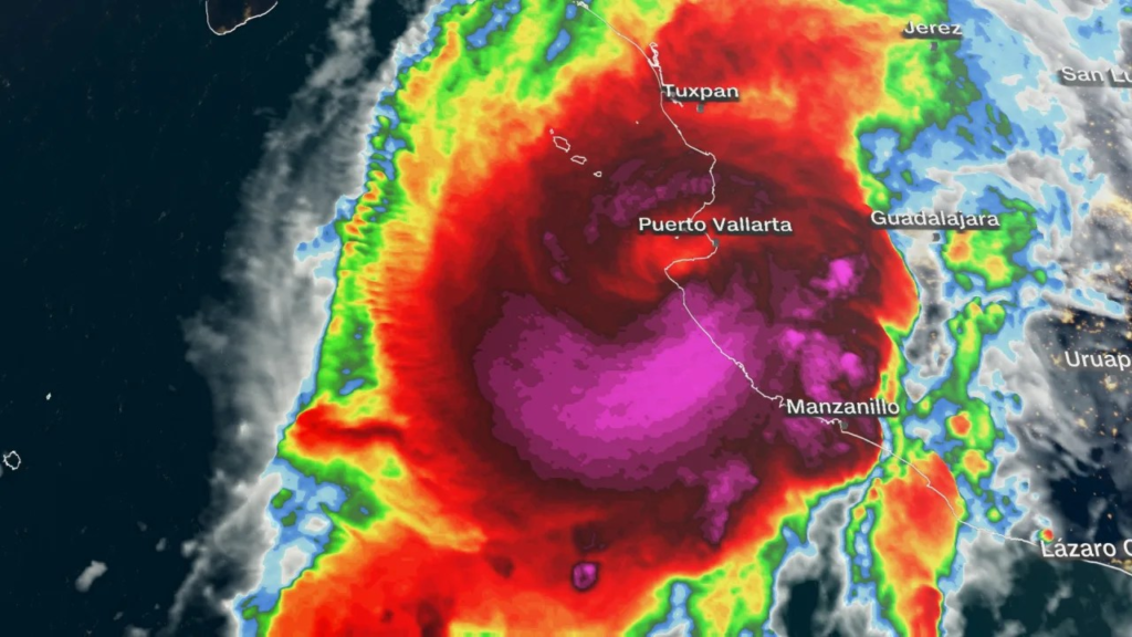 Lidia toca tierra en Jalisco, México, como huracán categoría 4 "extremadamente peligroso"