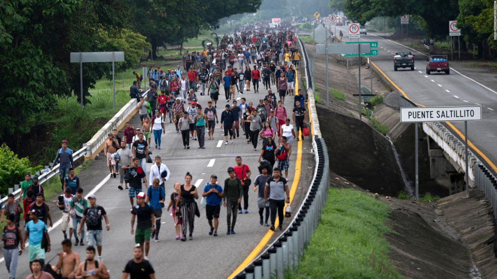 Caravana con alrededor de 5.000 migrantes sale de Chiapas y se dirige hacia la frontera entre Estados Unidos y México