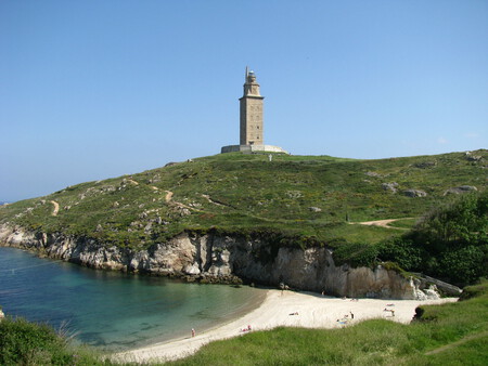 El faro más antiguo en activo está en Galicia y tiene 2.000 años. Lo más fascinante: quién lo levantó (según la leyenda)