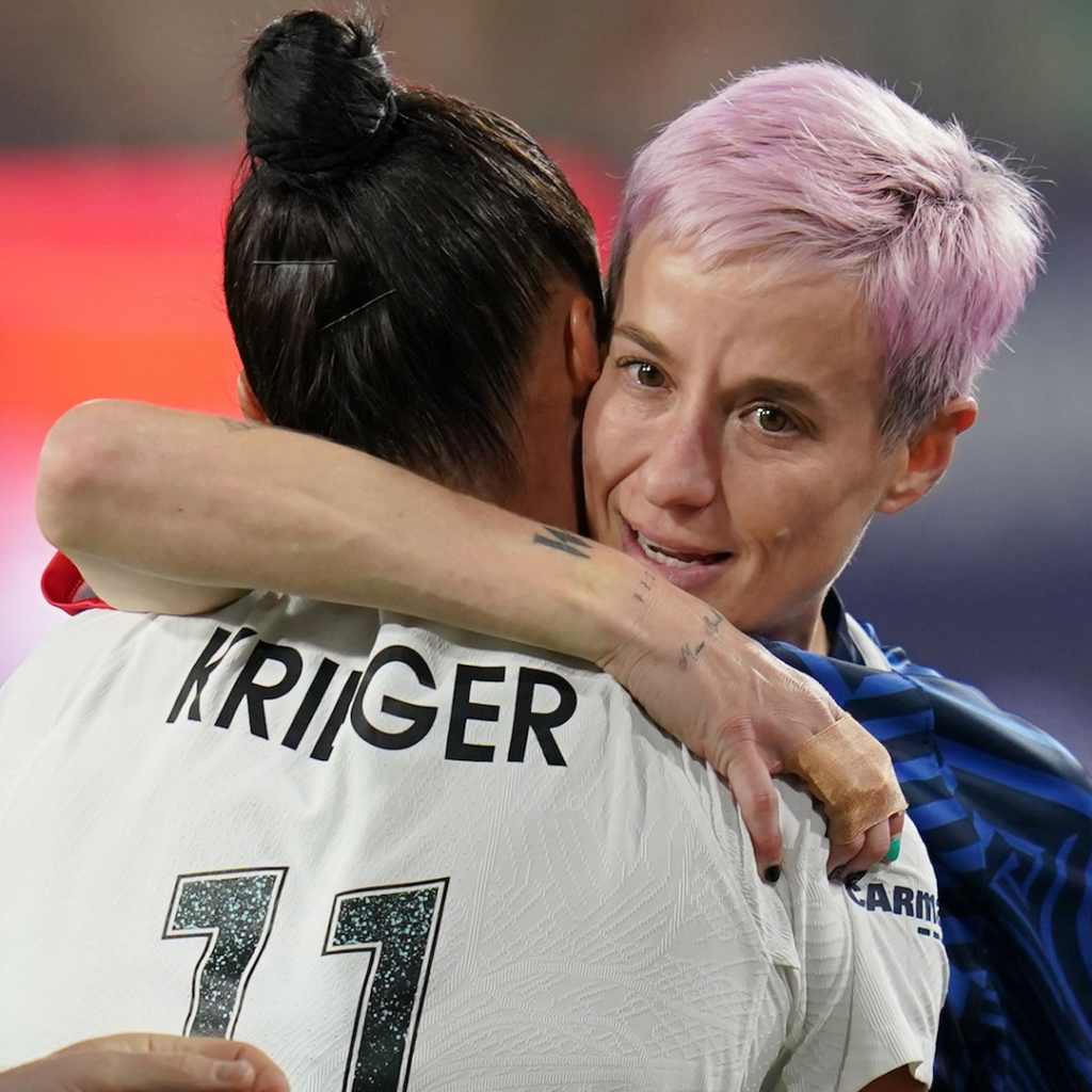 La carrera futbolística de Megan Rapinoe termina con una lesión y un abrazo de Ali Krieger