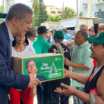 Leonel reparte cajas navideñas con motivo de Noche Buena