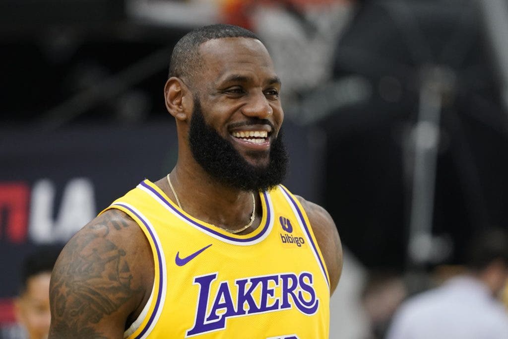 LeBron anota 40 puntos y los Lakers vencen a Oklahoma