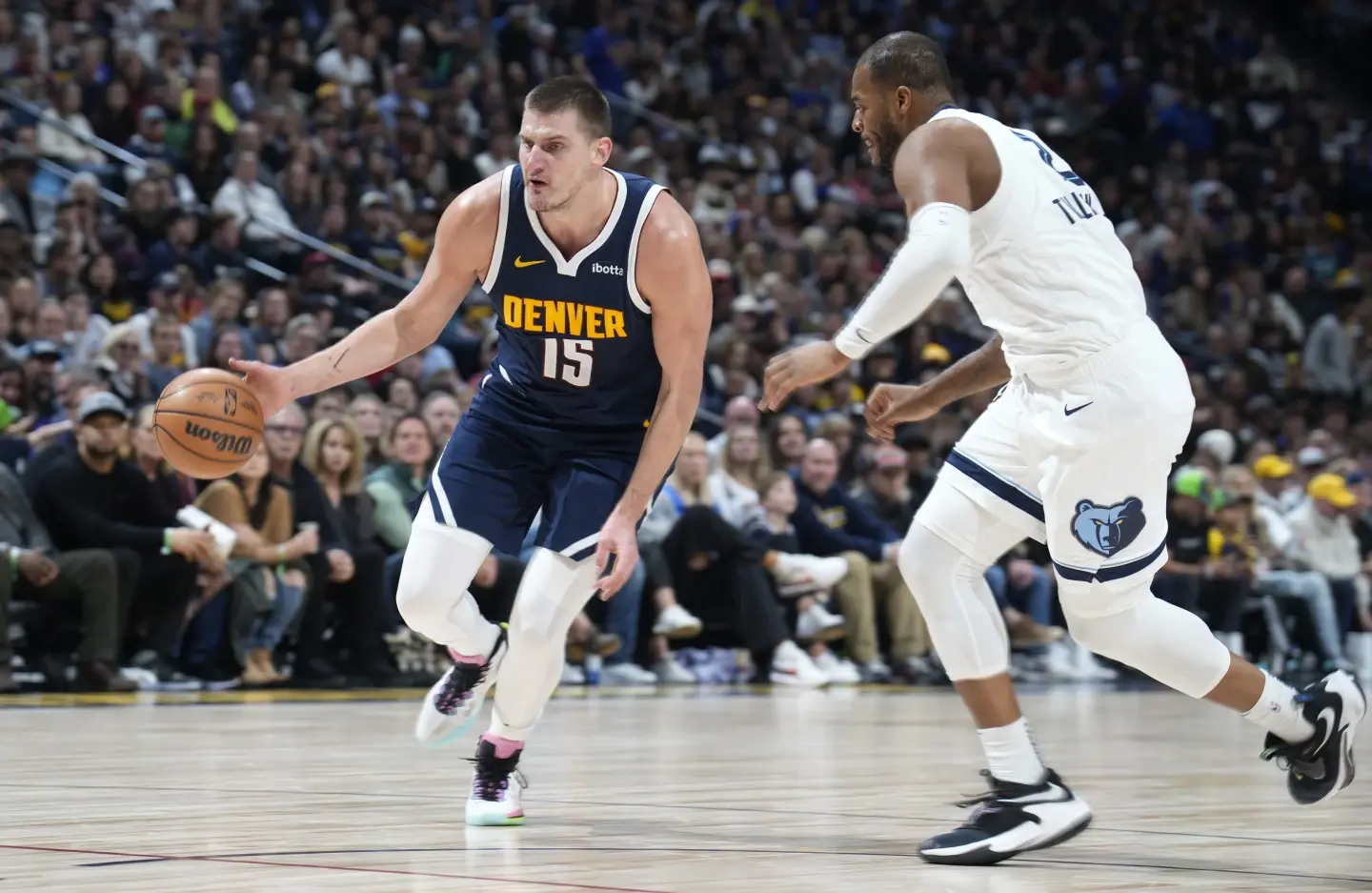 Con Jokic perfecto desde el campo Denver vence a Memphis