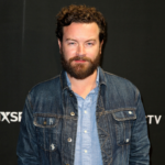 Danny Masterson visto en una foto policial en prisión después de una condena por violación