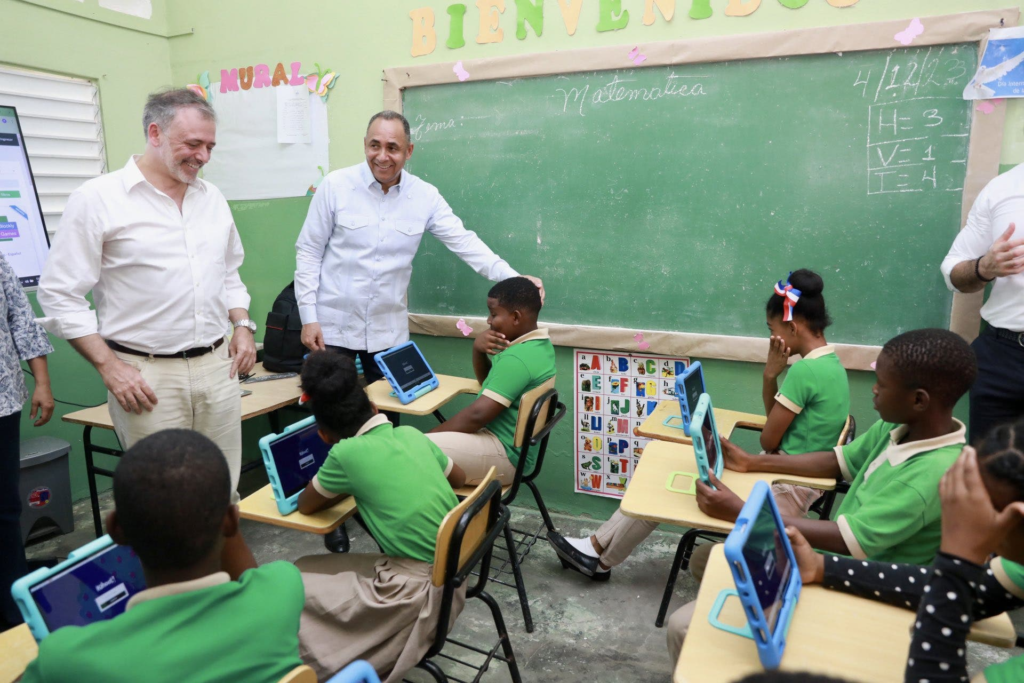 Tecnología satelital en escuelas rurales, una puerta al desarrollo de comunidades remotas