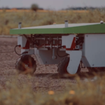 Este robot promete acabar con las malas hierbas (casi) sin químicos: tiene ruedas de tractor, un montón de sensores e IA