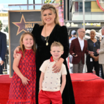 Por qué Kelly Clarkson no permite que sus hijos accedan a las redes sociales