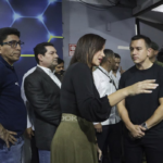 El presidente Noboa visita el canal de televisión de Ecuador que sufrió asalto armado