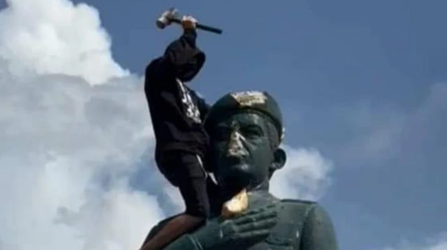 Derriban al menos 5 estatuas de Hugo Chávez durante las protestas en Venezuela