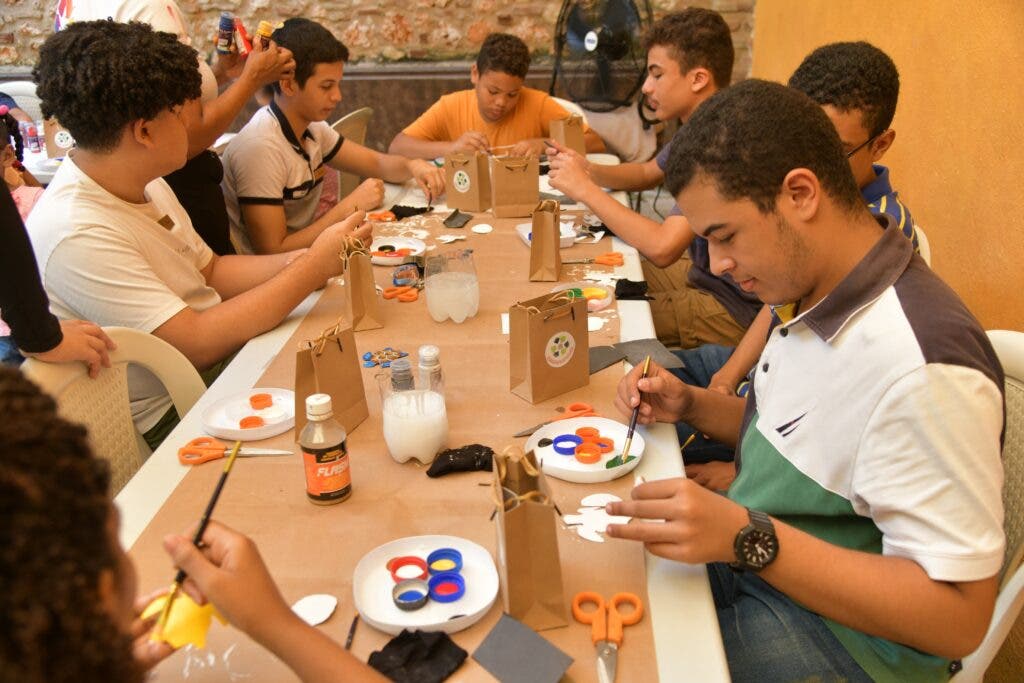 Combinan arte para concienciar a niños del peligro que amenaza a los océanos