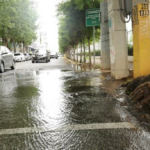 Fuga de agua en calle Jacinto Mañón afecta el tránsito