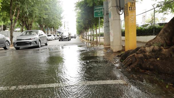 Fuga de agua en calle Jacinto Mañón afecta el tránsito