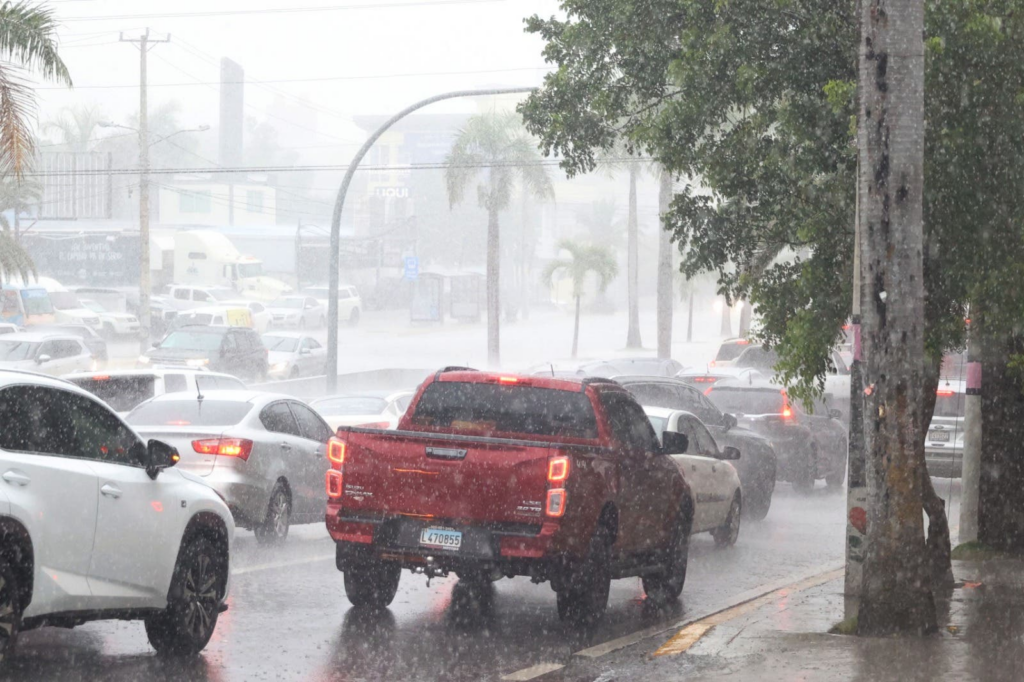 ¡Paraguas en mano! Fuertes aguaceros, tormentas eléctricas y ráfagas de viento